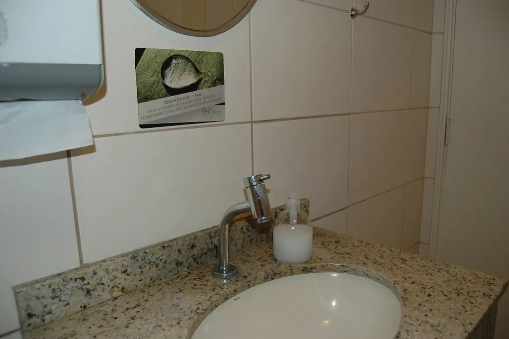 como limpar rejunte de banheiro bicarbonato e água oxigenada