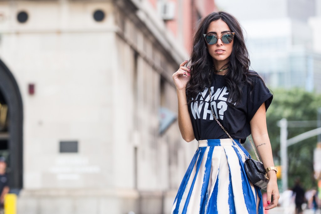Saia midi e t-shirt: 5 combinações infalíveis