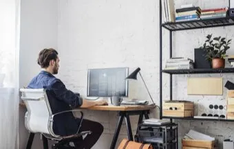 como montar home office ergonômico barato