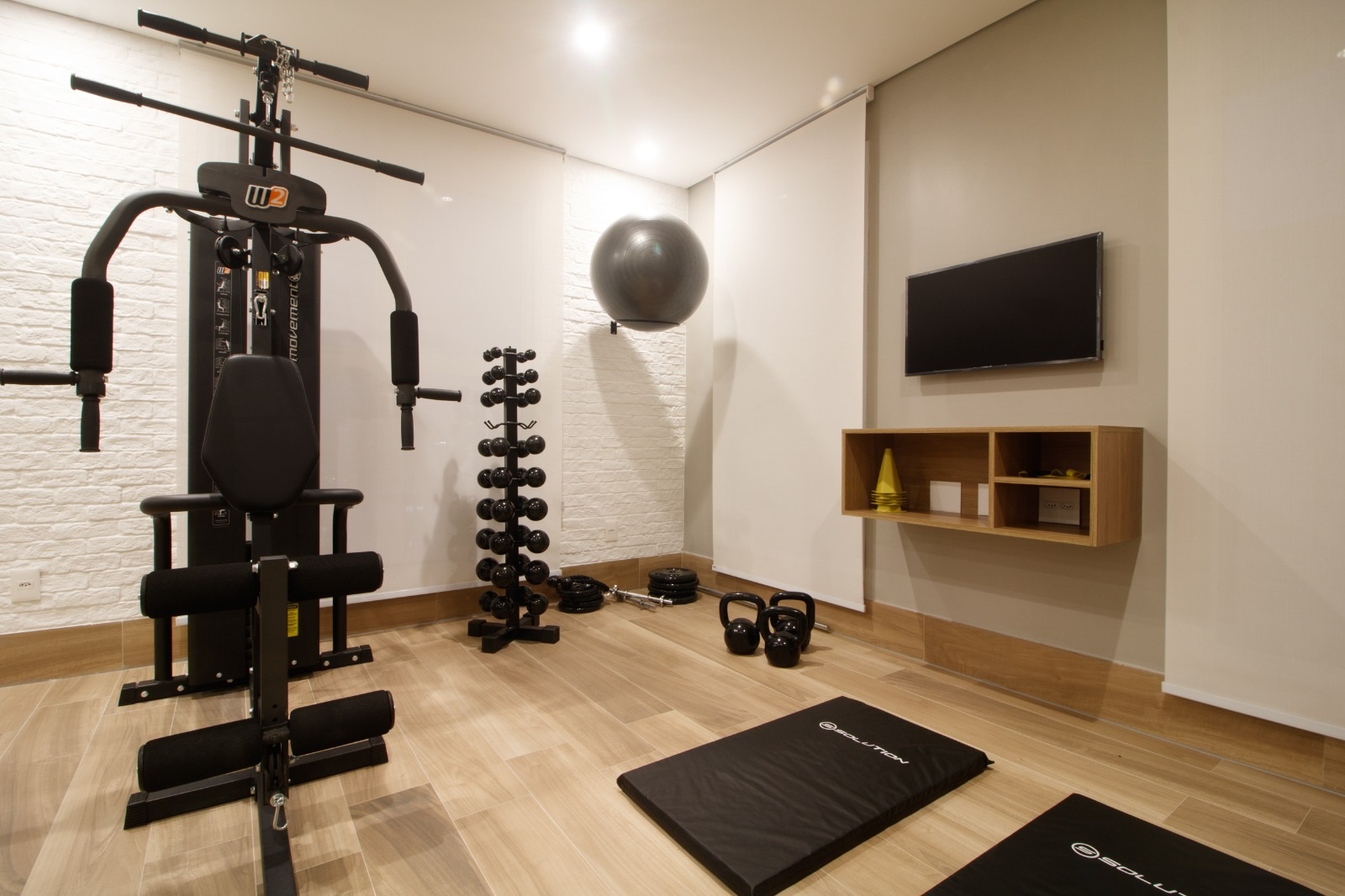 Maximizando Espaços Pequenos: Dicas de Organização para sua Academia em Casa