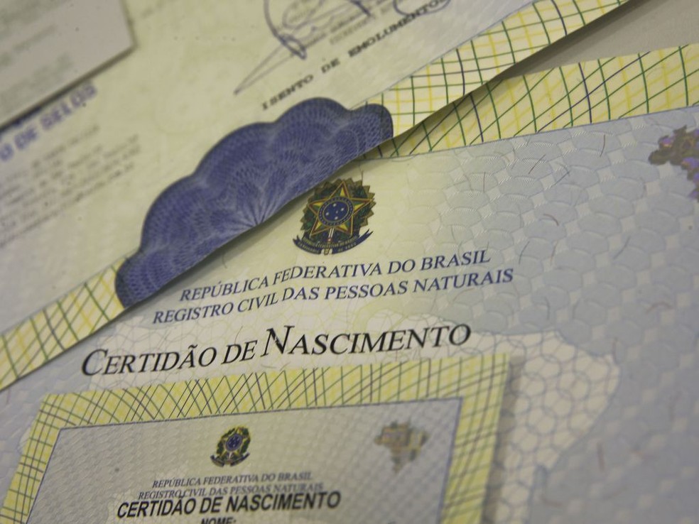 Como organizar certidões de nascimento e passaportes da família