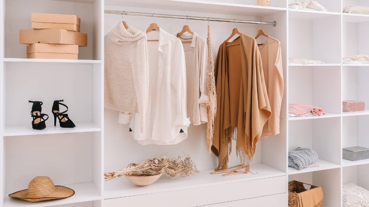 Como organizar closet pequeno: acessórios indispensáveis