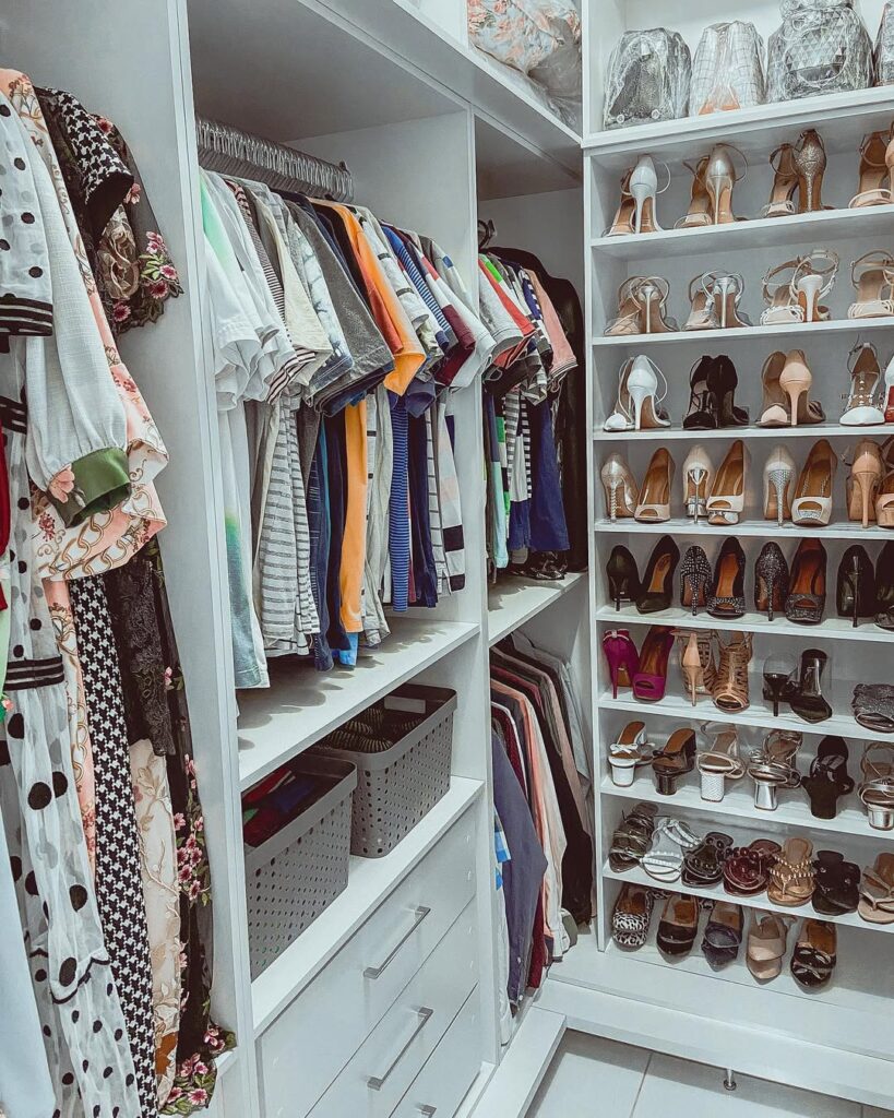 Como escolher caixas e cestos para um closet funcional