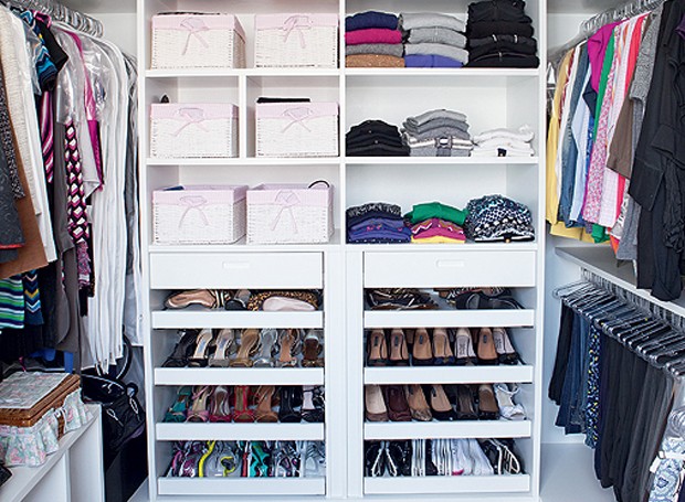 Como organizar closet pequeno: acessórios indispensáveis