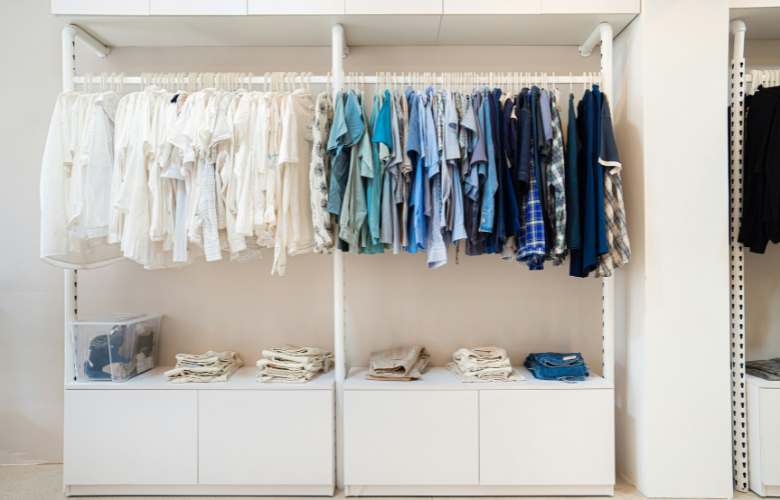 Como escolher caixas e cestos para um closet funcional