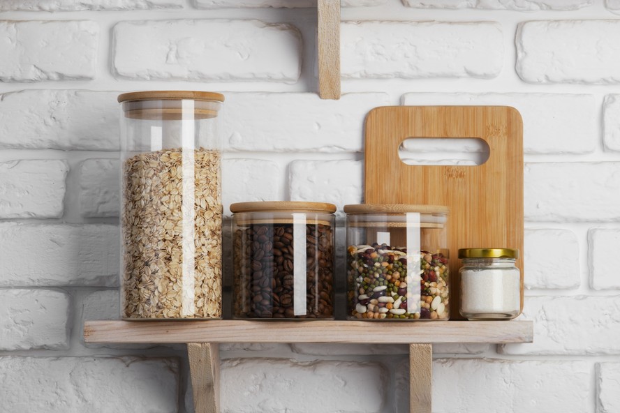 Como organizar despensa pequena com potes de vidro
