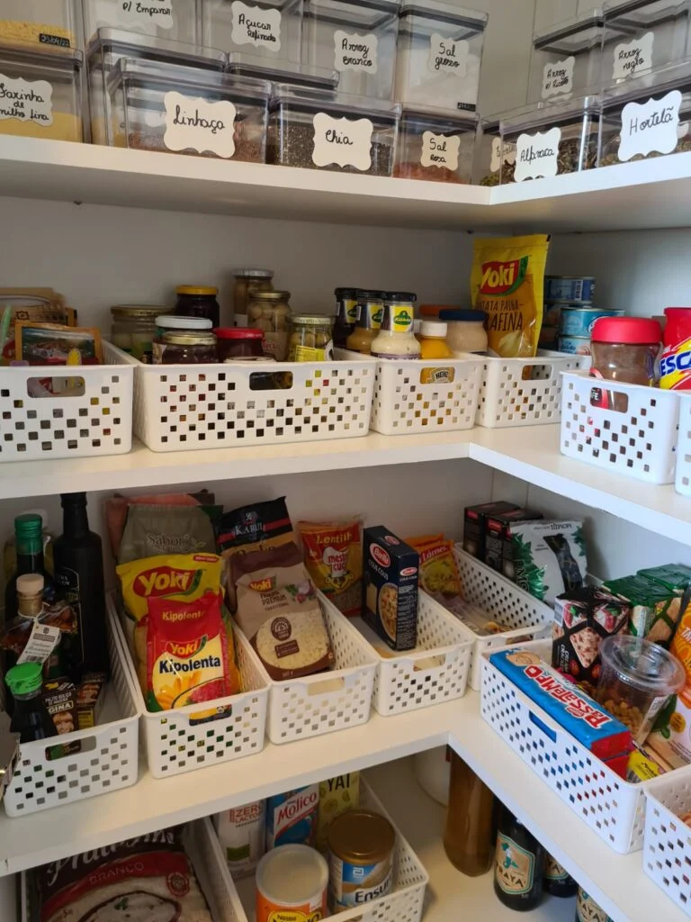 Como organizar despensa pequena com potes de vidro