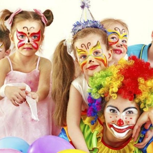 Como organizar fantasias e acessórios de brincar