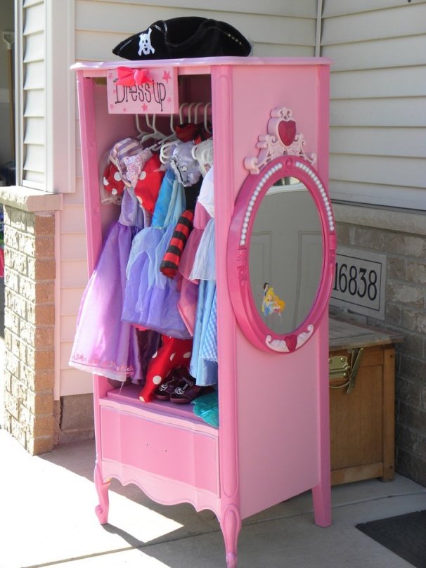 Como organizar fantasias e acessórios de brincar