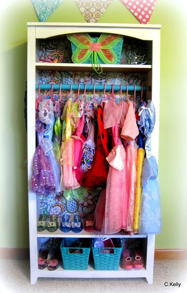 Como organizar fantasias e acessórios de brincar