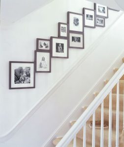 Como organizar fotos de família na parede da escada