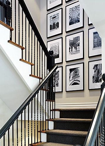 Como organizar fotos de família na parede da escada