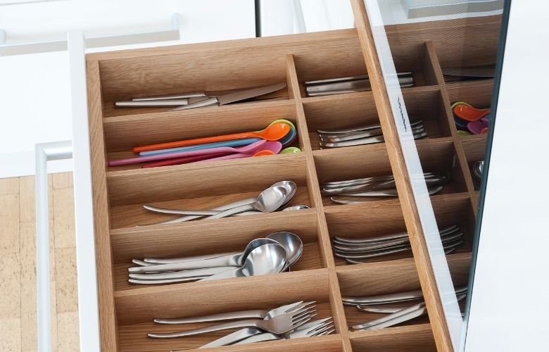 Como organizar gavetas de talheres e utensílios
