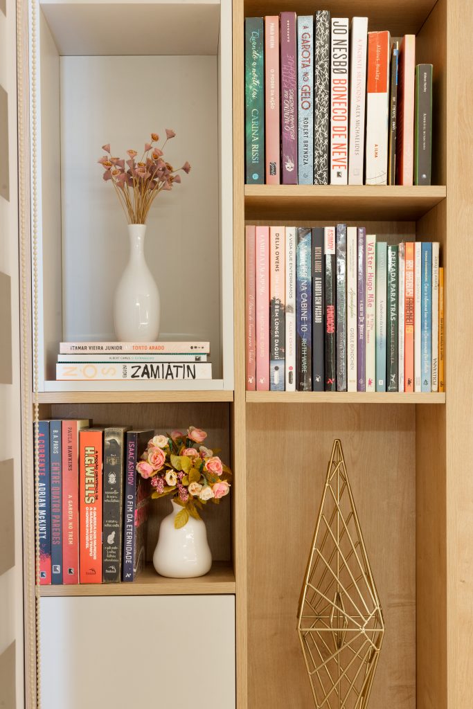 evite erros comuns ao arrumar livros por tamanho