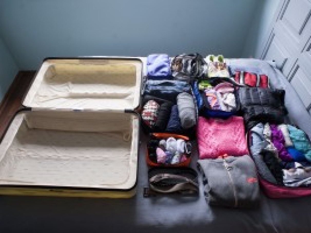 Como organizar mala de viagem em closets pequenos