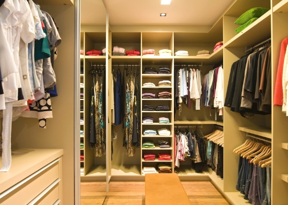 Como organizar malas dentro do armário planejado