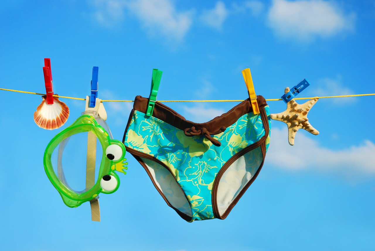 Como organizar roupas de banho molhadas na mala