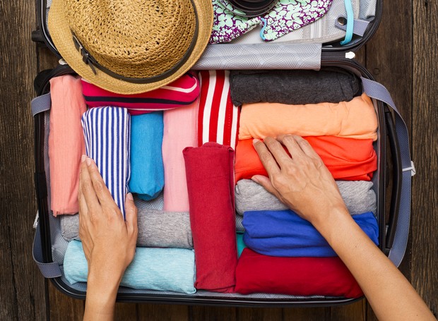 Como organizar roupas de banho molhadas na mala