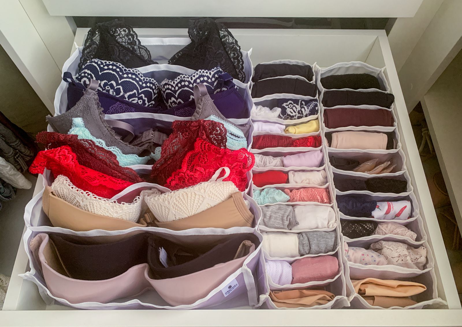 Como organizar roupas íntimas em colmeias organizadoras