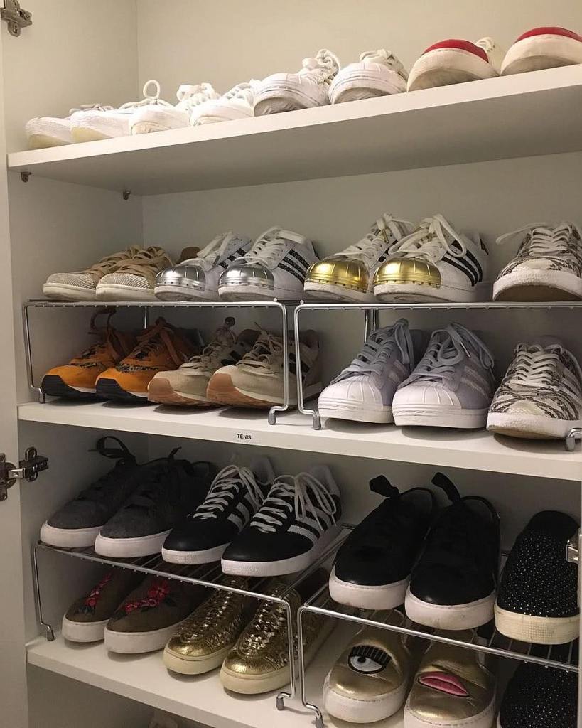 Como organizar sapatos em prateleiras aramadas