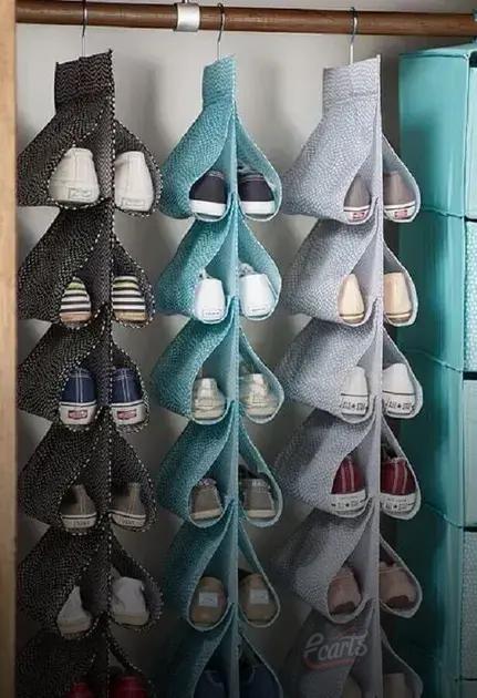 Como organizar sapatos em prateleiras aramadas