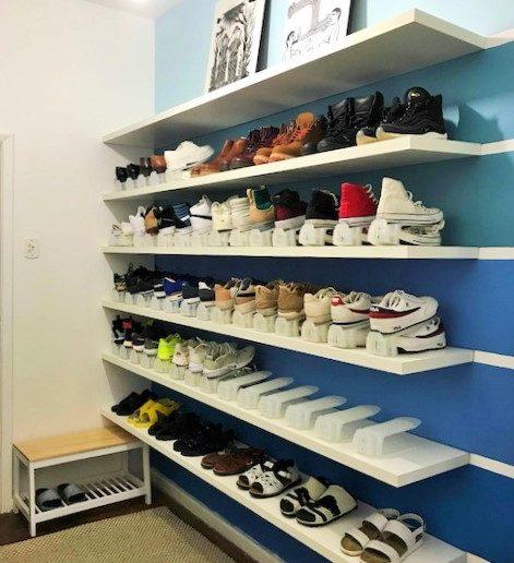 Ideias criativas para organizar botas em prateleiras aramadas