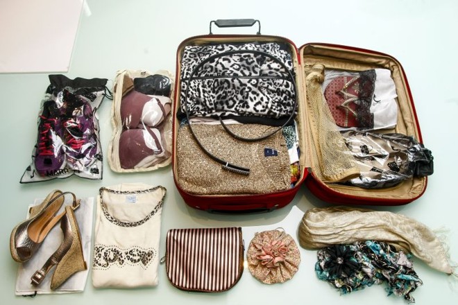 como organizar sapatos na mala de viagem