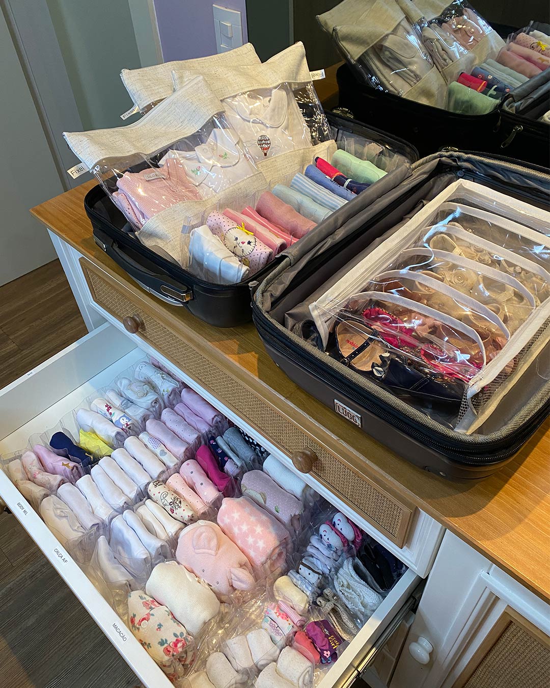 como organizar sapatos na mala de viagem