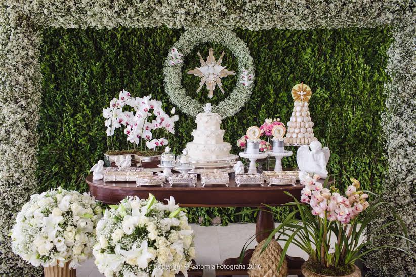 ideias de decoração de batizado minimalista para jardim