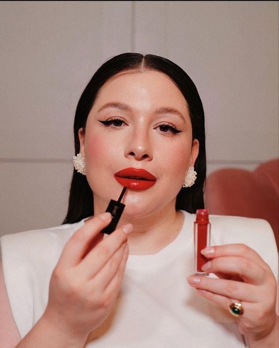 Como passar batom vermelho perfeito sem borrar