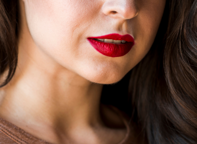 como contornar os lábios com lápis