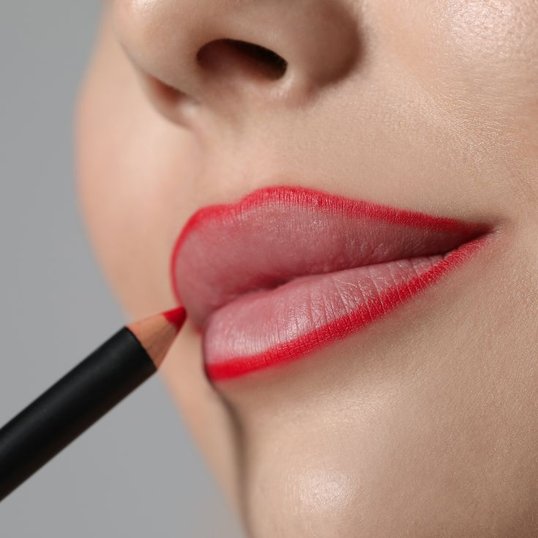 Como passar batom vermelho perfeito sem borrar
