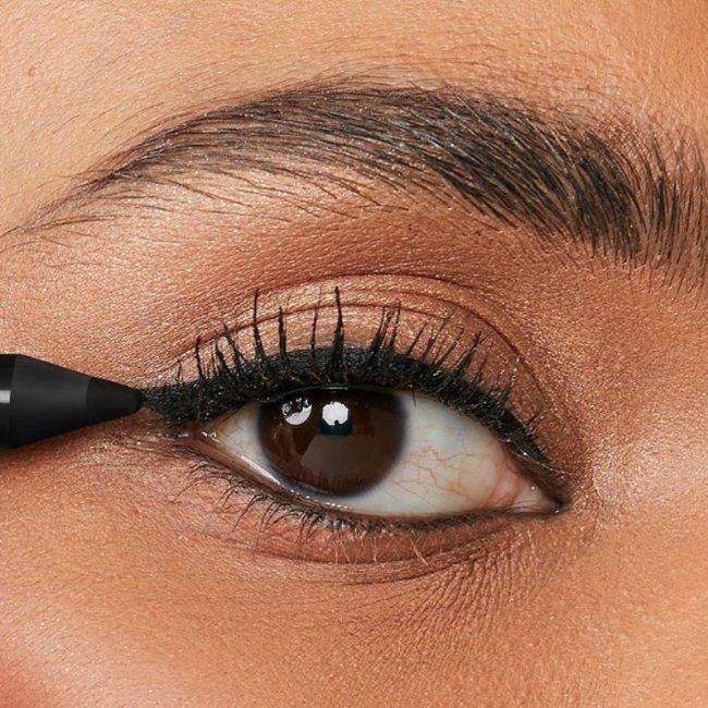 Como passar lápis de olho sem borrar na linha d'água