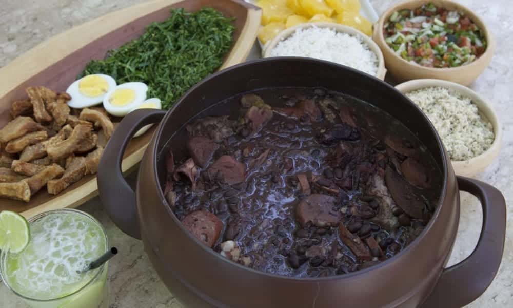 Como planejar um almoço de domingo para 20 pessoas gastando pouco