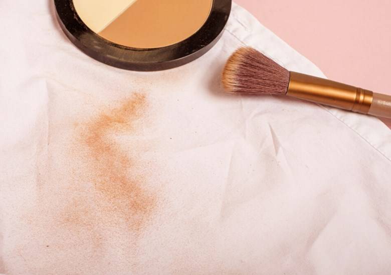 erros comuns ao tentar tirar mancha de base da roupa