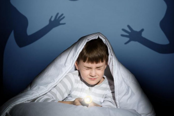 como lidar com o despertar noturno em crianças de 2 anos