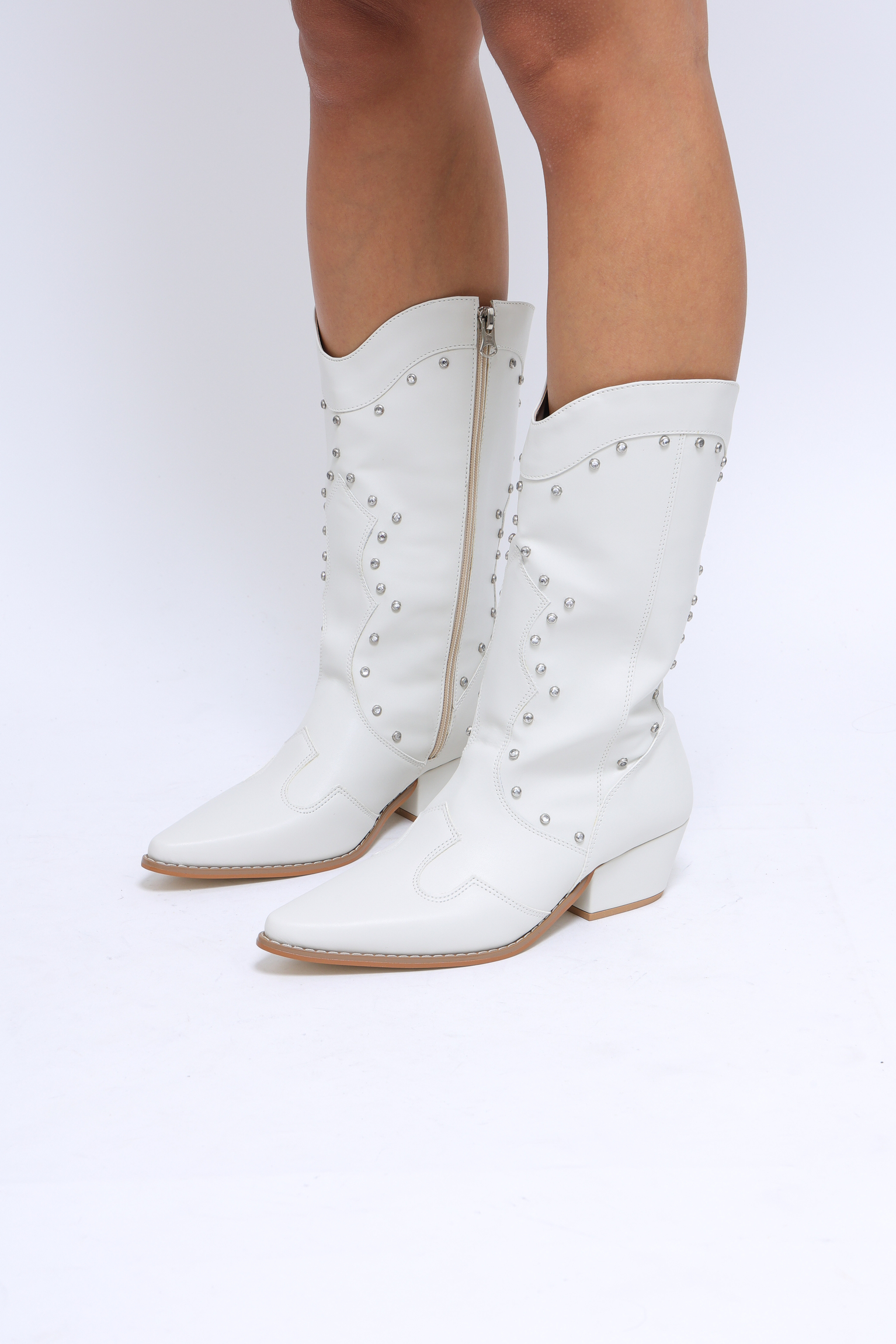 5 Maneiras de Usar Bota Branca com Jeans