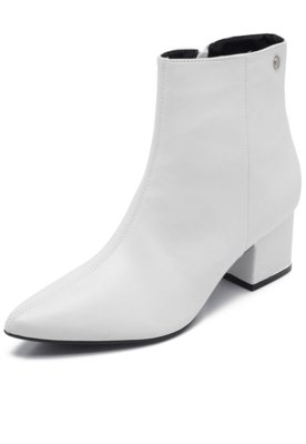 Looks de Trabalho com Bota Branca de Bico Fino