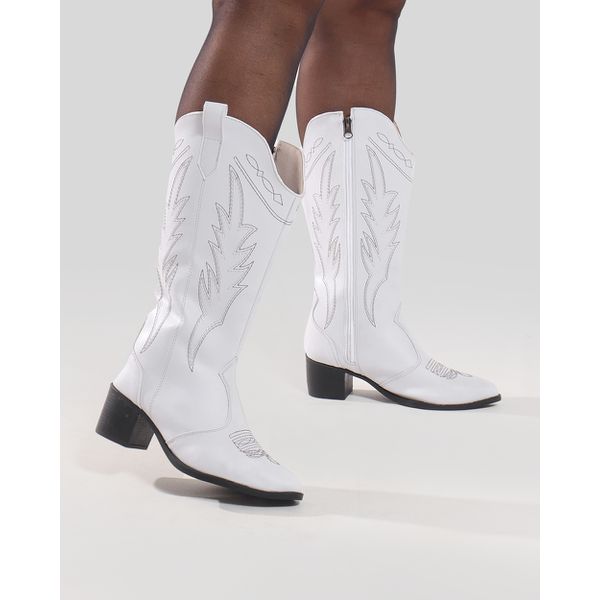 Looks de Trabalho com Bota Branca de Bico Fino