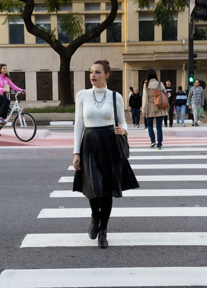 Como usar bota cano curto com saia plissada