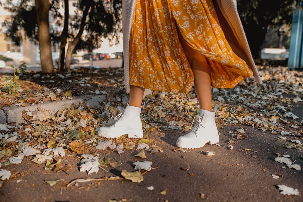 vestido midi com coturno