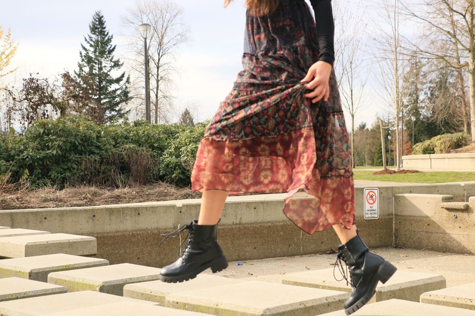 vestido midi com coturno