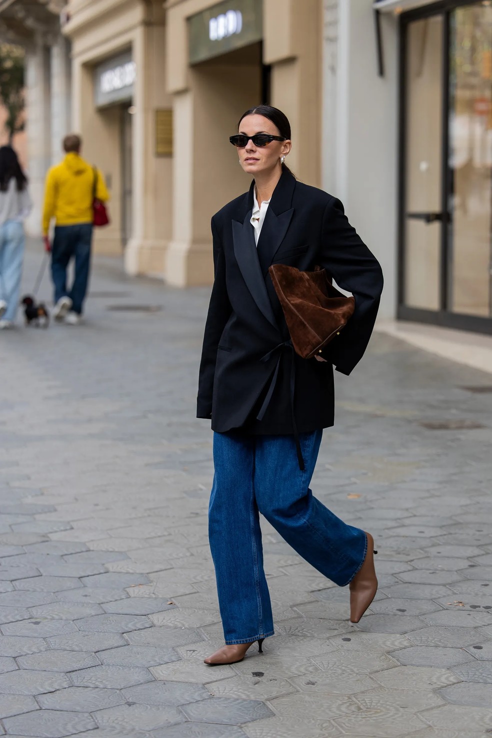 Como criar looks versáteis com calça flare e diferentes tipos de bota