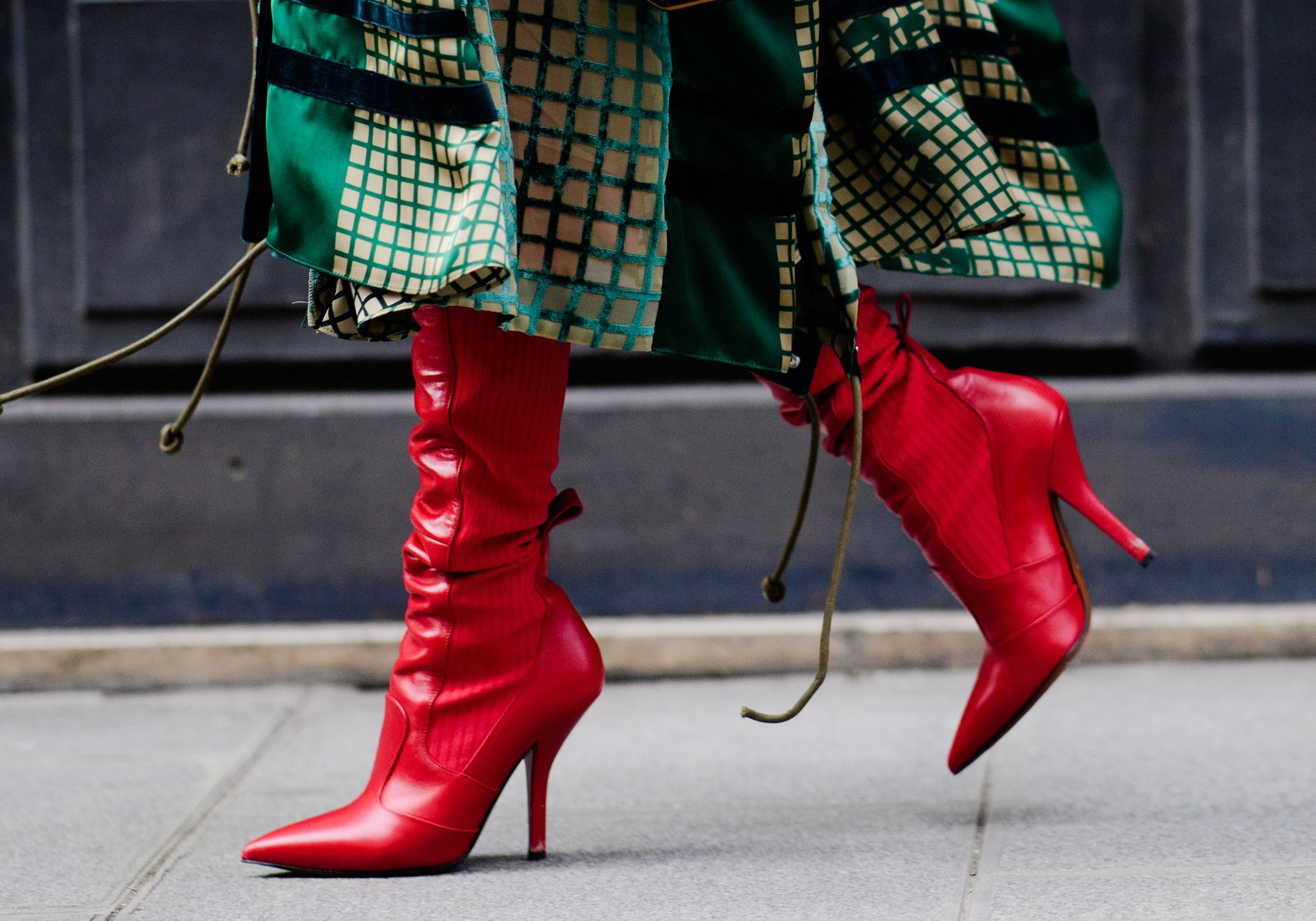 Como usar bota de verniz preta e colorida