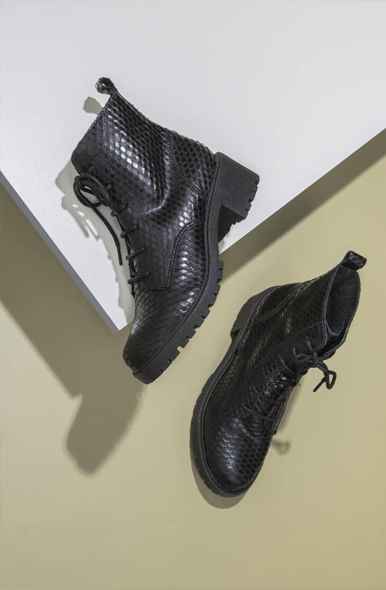 Ousadia e Estilo: Como Incorporar Botas de Verniz Coloridas no Seu Guarda-Roupa