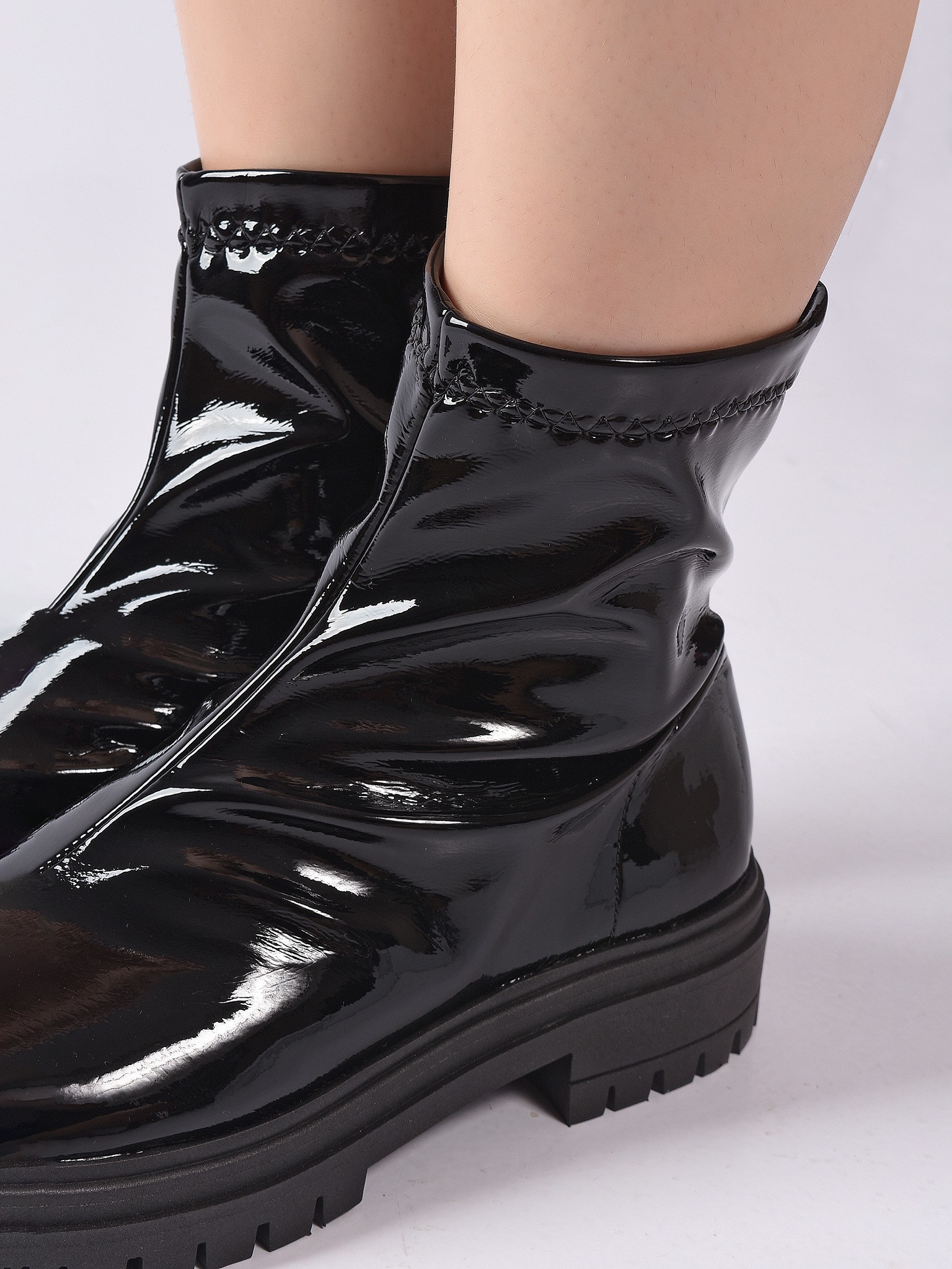 Bota de Verniz Preta: 10 Looks Essenciais para o Dia a Dia e Noite