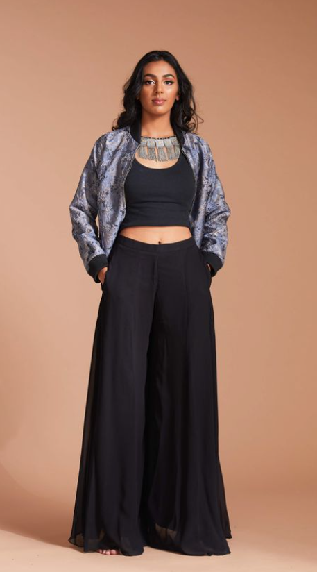 Calça pantalona preta com tênis