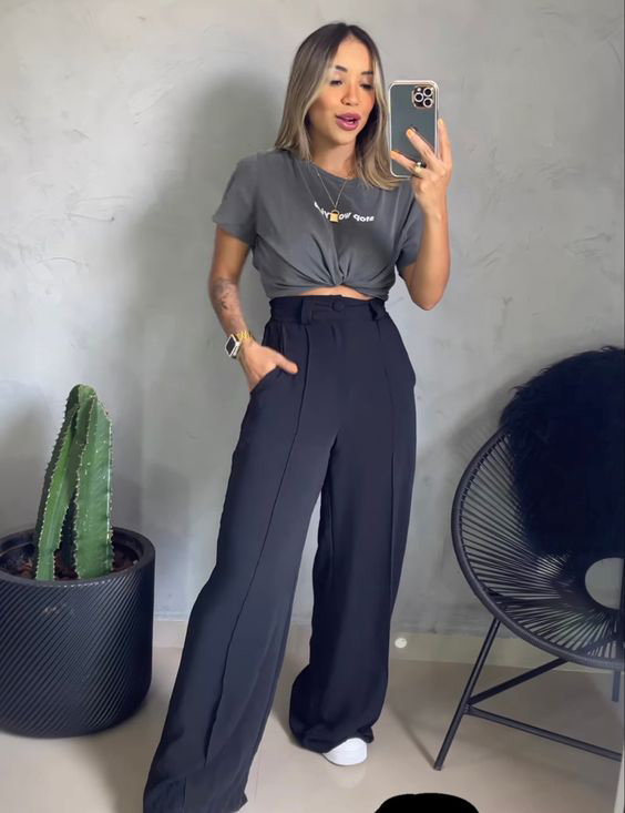 Calça pantalona preta com salto alto