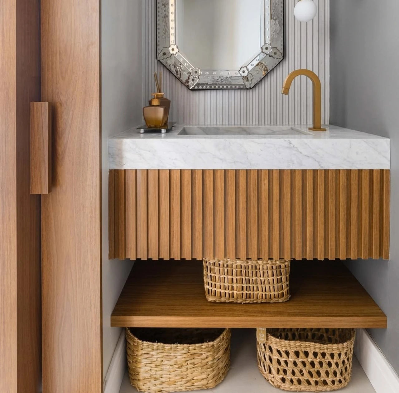 5 maneiras de usar cestos de palha na decoração do banheiro