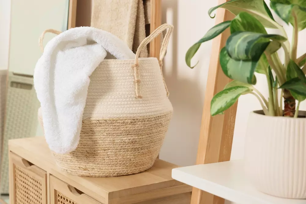 5 maneiras de usar cestos de palha na decoração do banheiro
